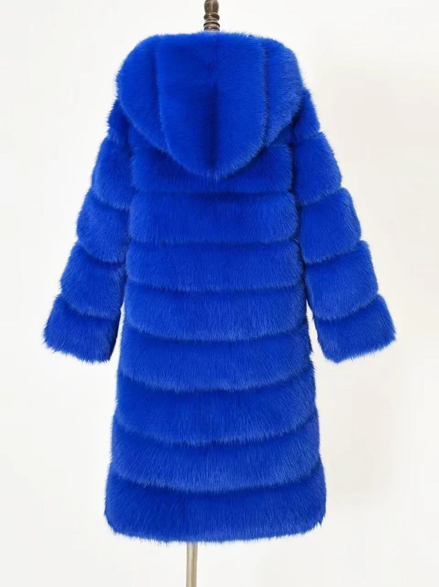 Damen Kapuzen Wintermantel aus Kunstfell in Blau mit horizontalen Segmenten