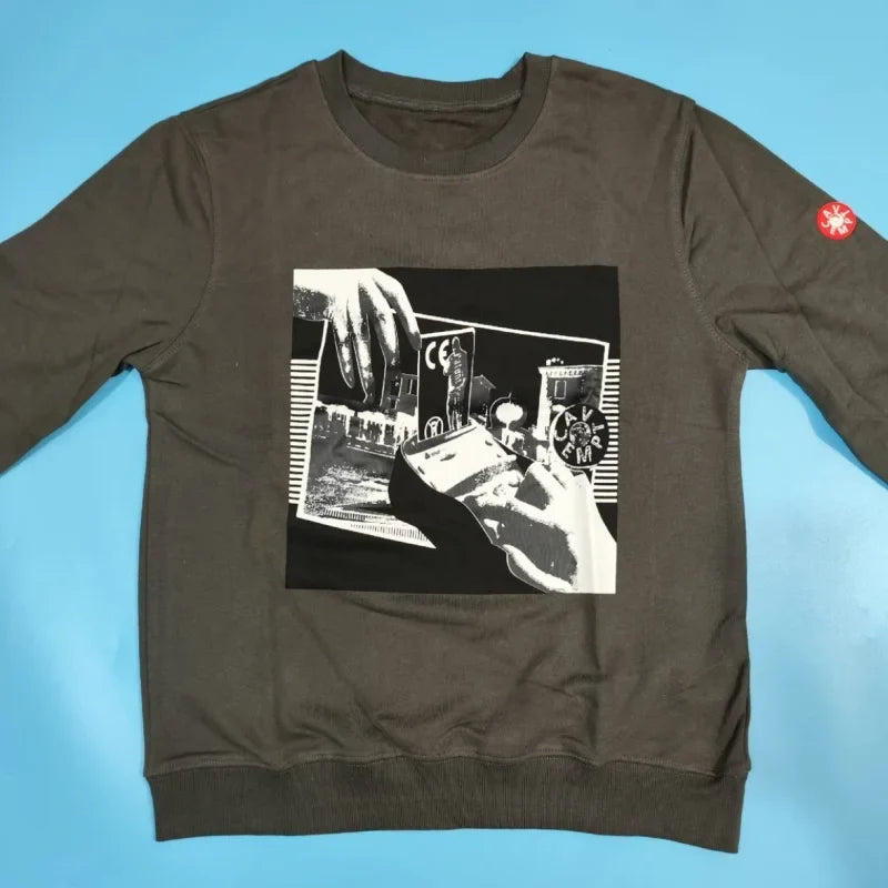 Uniseks sweatshirt met lange mouwen, ronde hals, grafische print en patch op de mouw