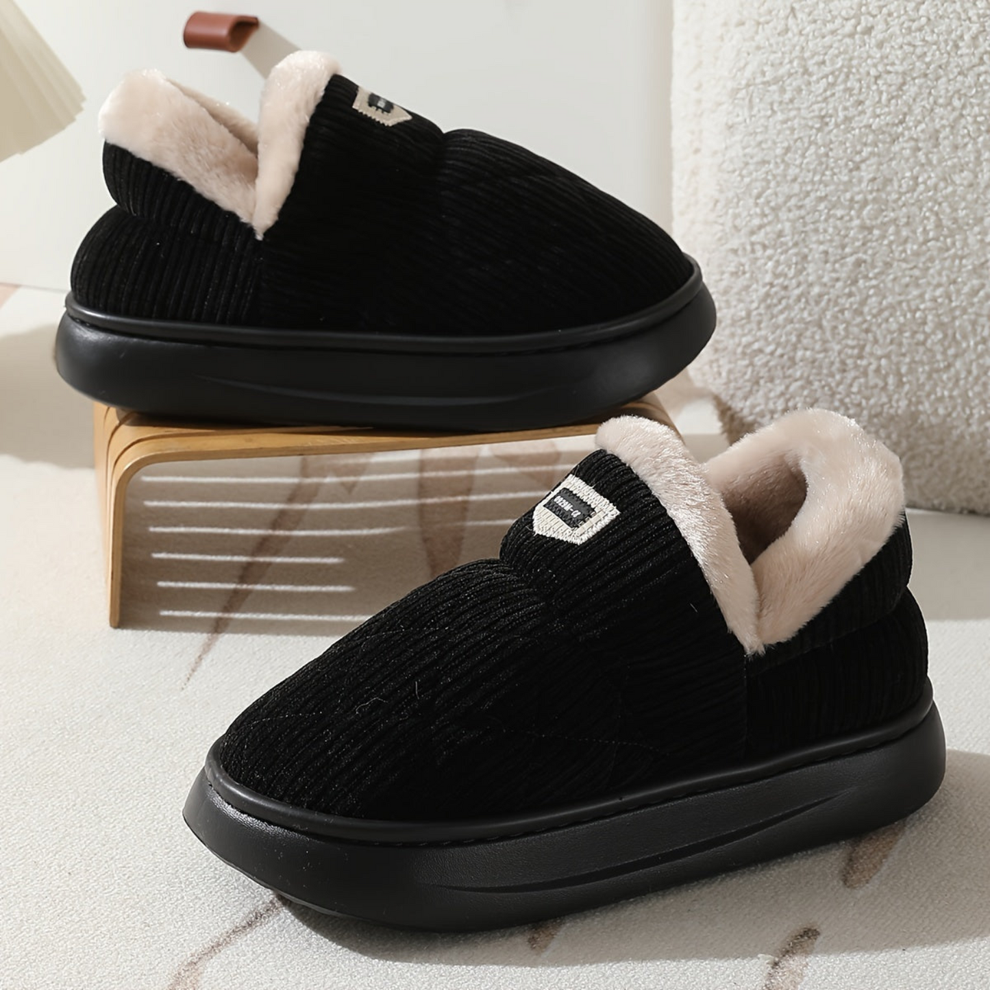 Gesteppte Unisex Hausschuhe mit flauschigem Futter und profilierter Sohle