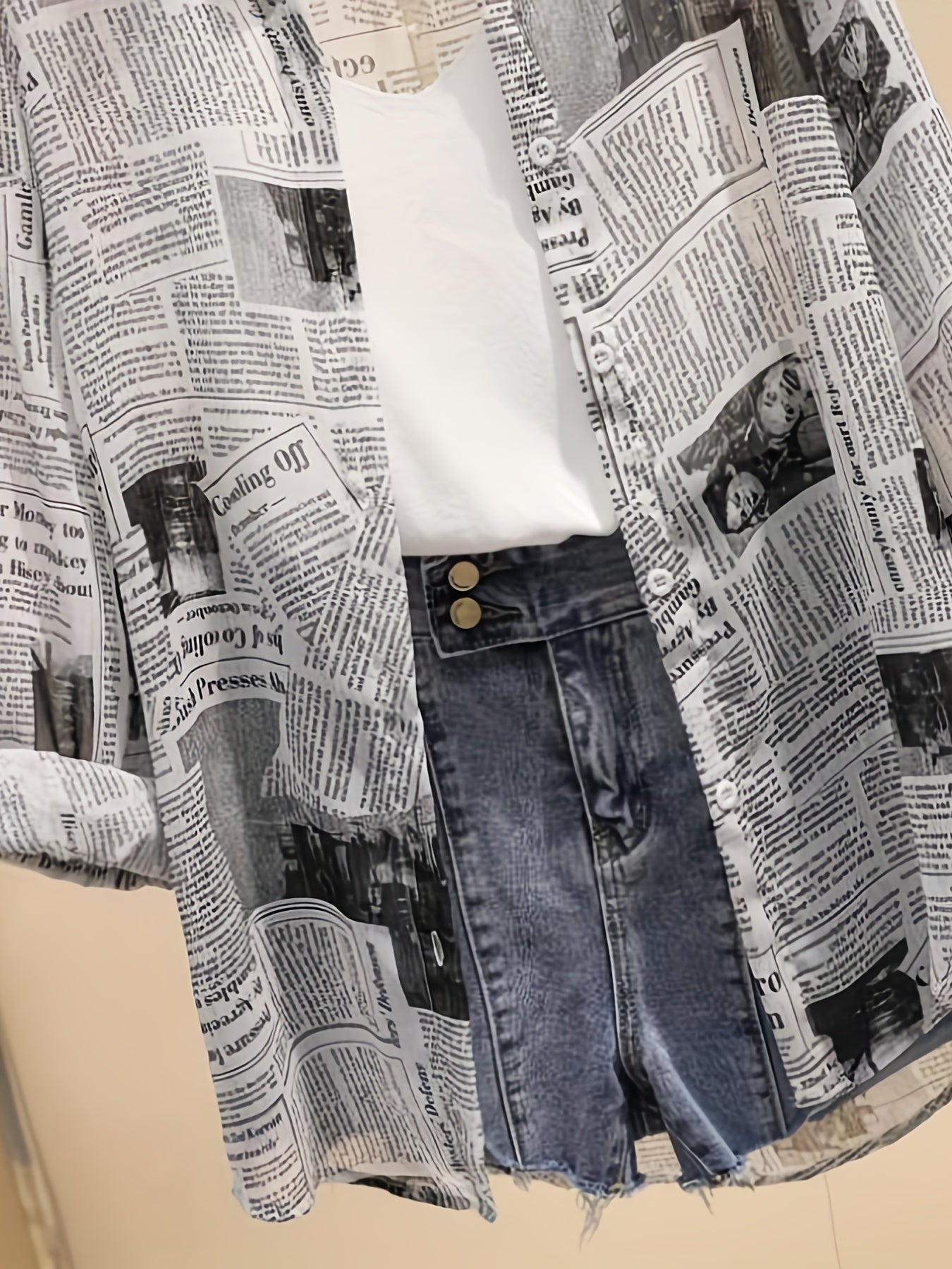 Damen Zeitungsprint Bluse mit Top und High-Waist Jeansshorts – Moderner Urban-Look