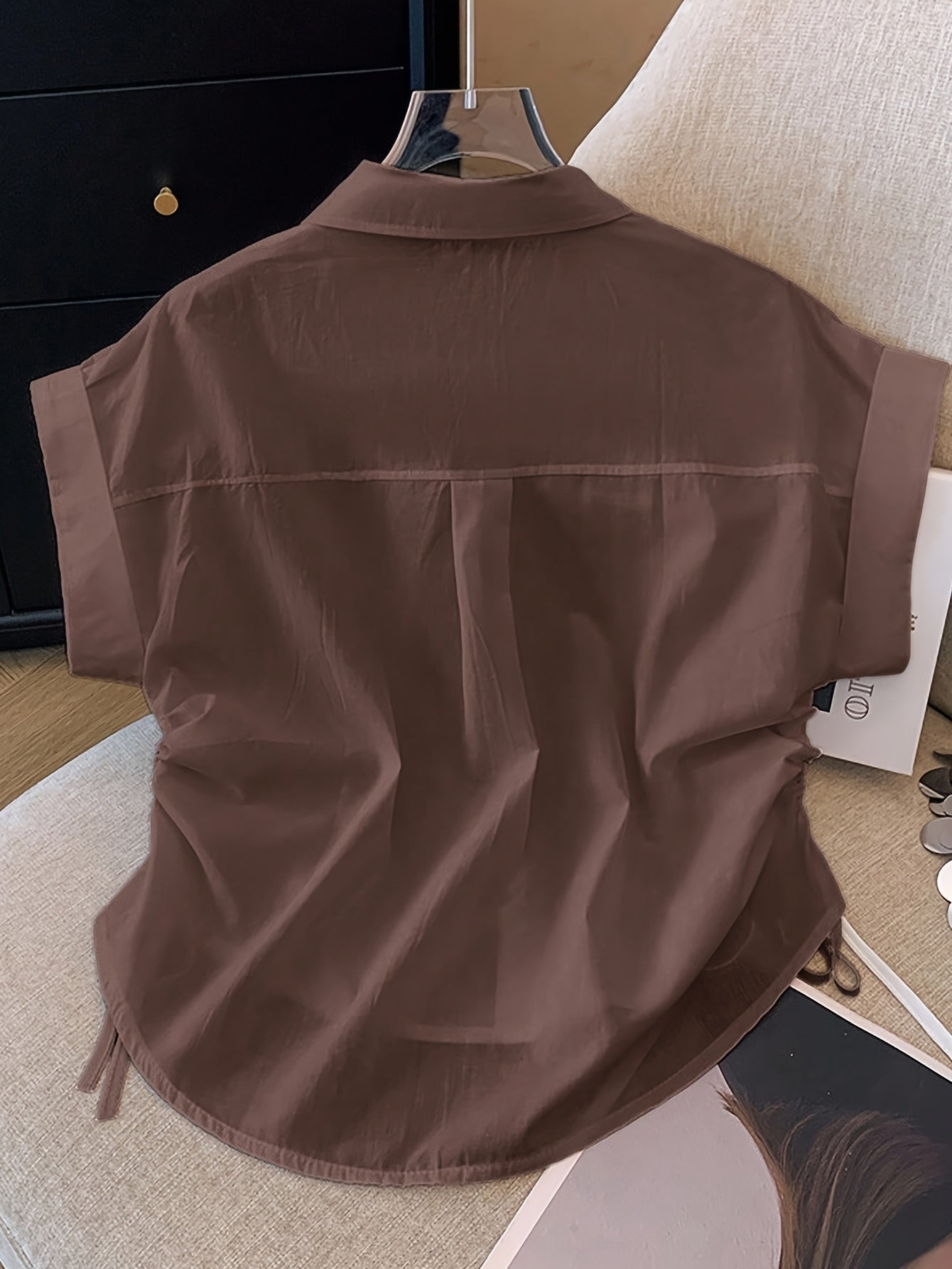 Damen Kurzarm Bluse mit Kragen und Bindeband-Detail – Modernes Business & Freizeit Hemd