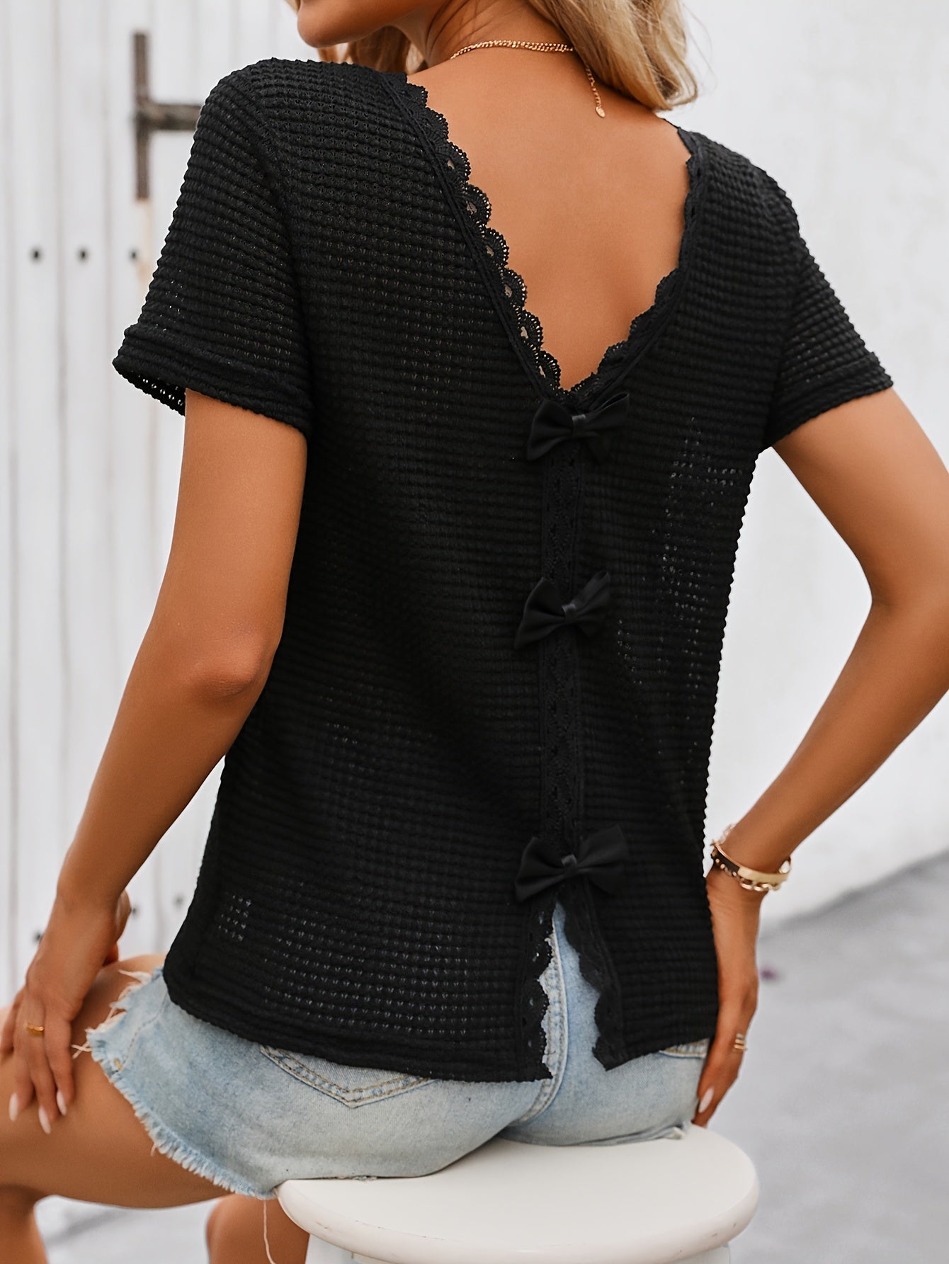 Damen Spitzen-Top mit Rückenausschnitt und Schleifen – Elegantes Kurzarm Shirt für Freizeit und Ausgehen