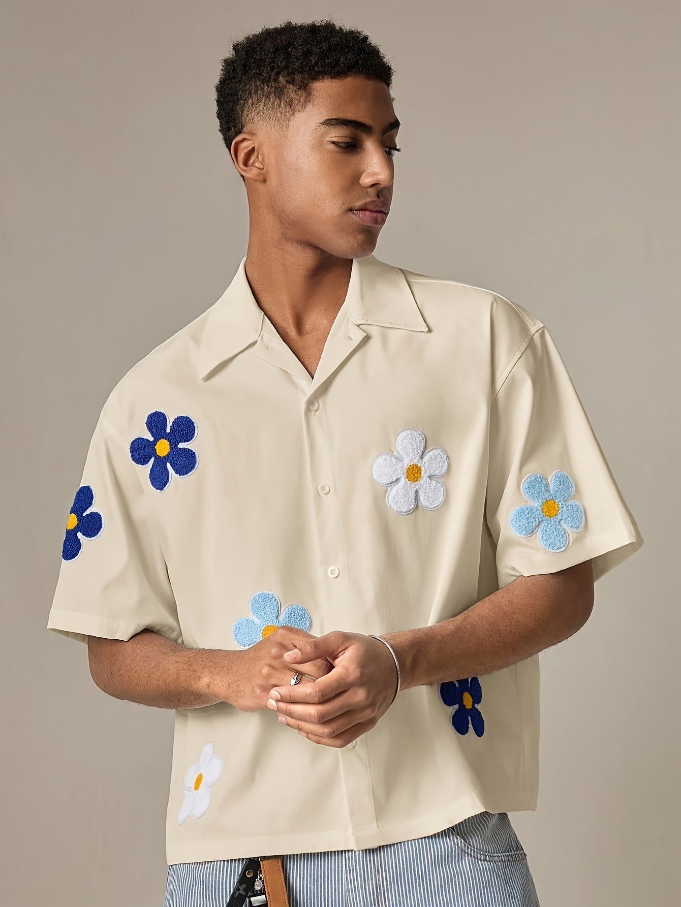Herren Freizeit-Hemd mit Blumenstickerei und kurzem Ärmel – Modernes, verspieltes Design für Alltag und Ausgehen