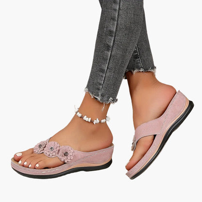 Damen Komfort-Sommersandalen mit Blumenapplikation und Keilsohle – Elegante Alltagsschuhe für Freizeit und Urlaub