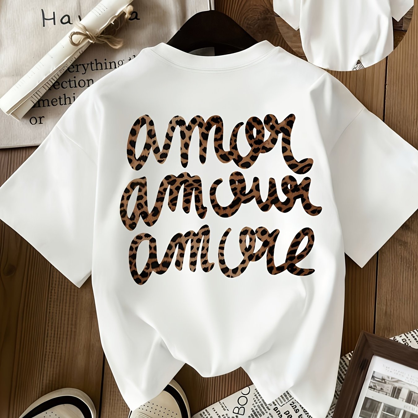 Damen T-Shirt mit Leopardenmuster-Schriftzug Amor Amour Amore – Trendiges Statement-Shirt
