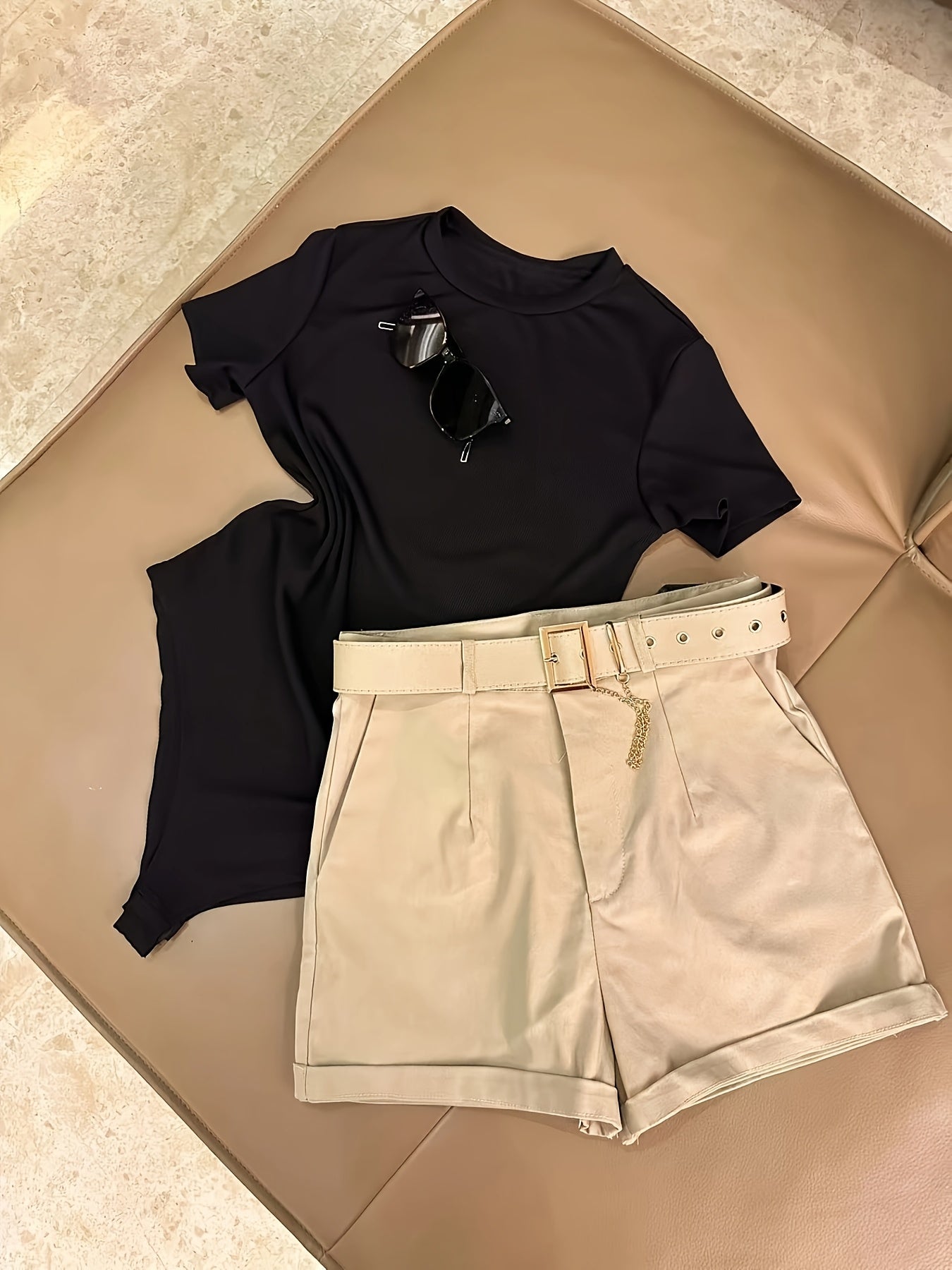 Damen Zweiteiler Set – Stilvolles T-Shirt und Shorts mit Gürtel, Casual Chic Outfit