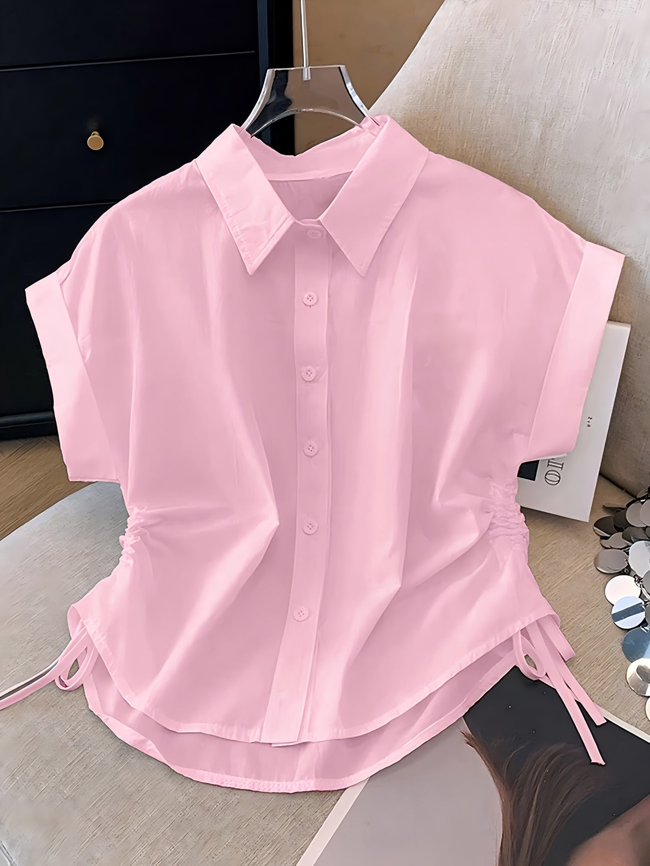 Damen Kurzarm Bluse mit Kragen und Bindeband-Detail – Modernes Business & Freizeit Hemd