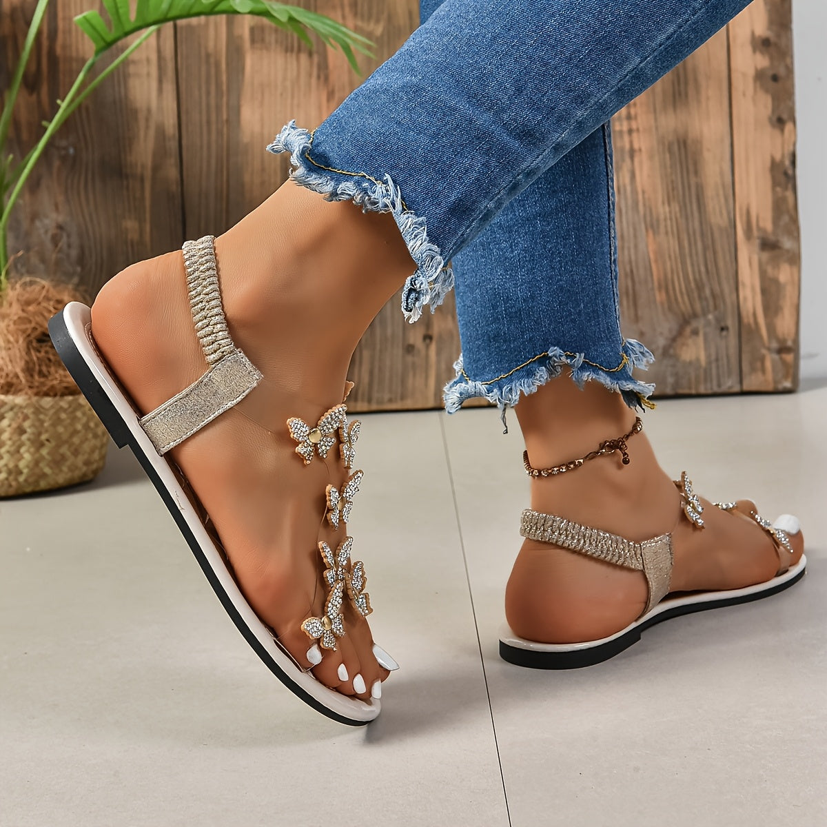 Damen Sandalen mit Schmetterlings-Applikationen und Strass – Flache Sommerschuhe für Freizeit und Events