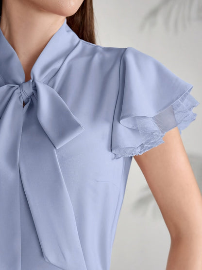 Damen Bluse mit Schleifenkragen und Volantärmeln – Eleganter Business- und Freizeitstil