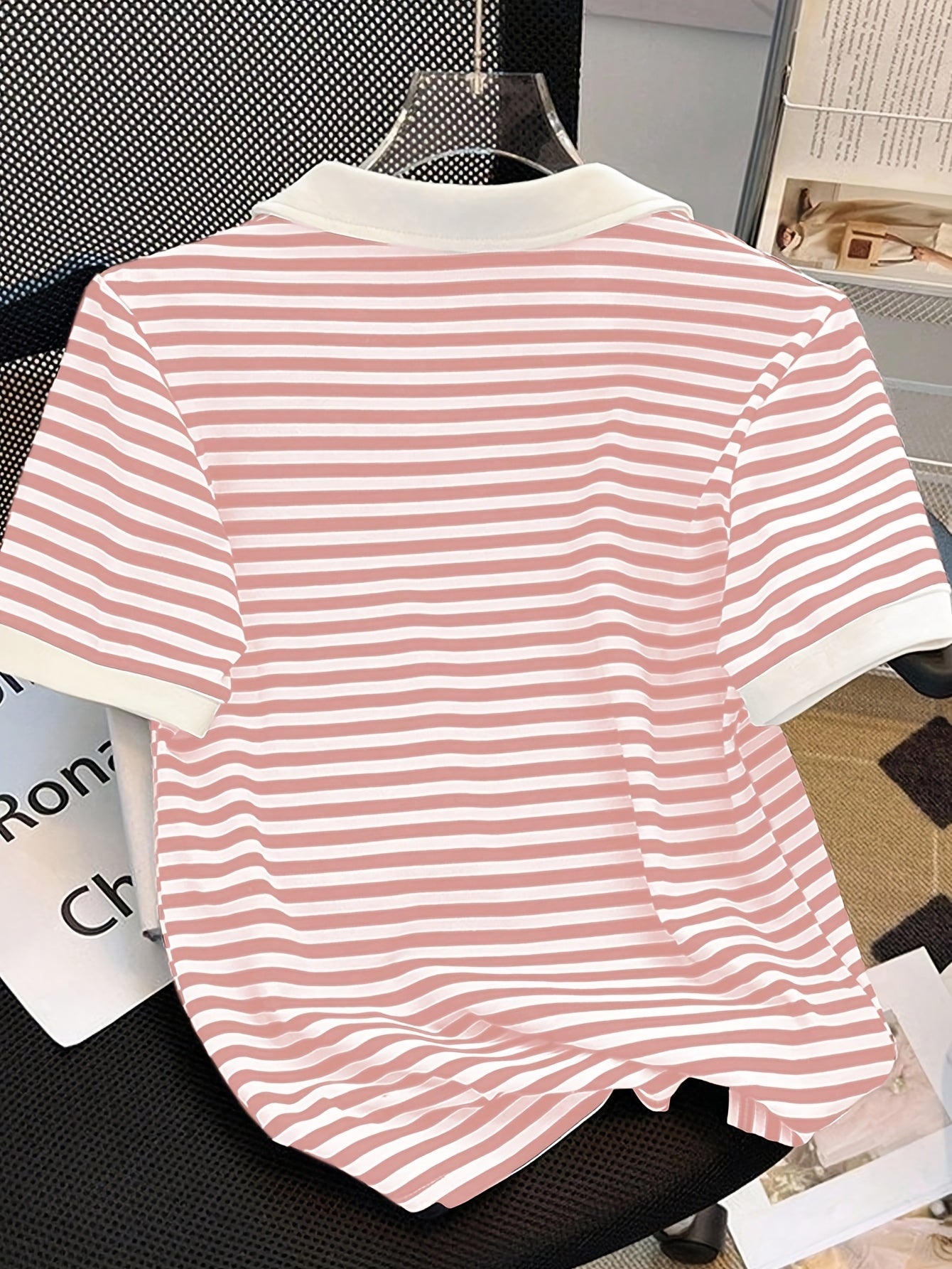 Damen Polo-Shirt mit Streifenmuster und V-Ausschnitt – Stilvolles Kurzarm Top für Freizeit und Alltag