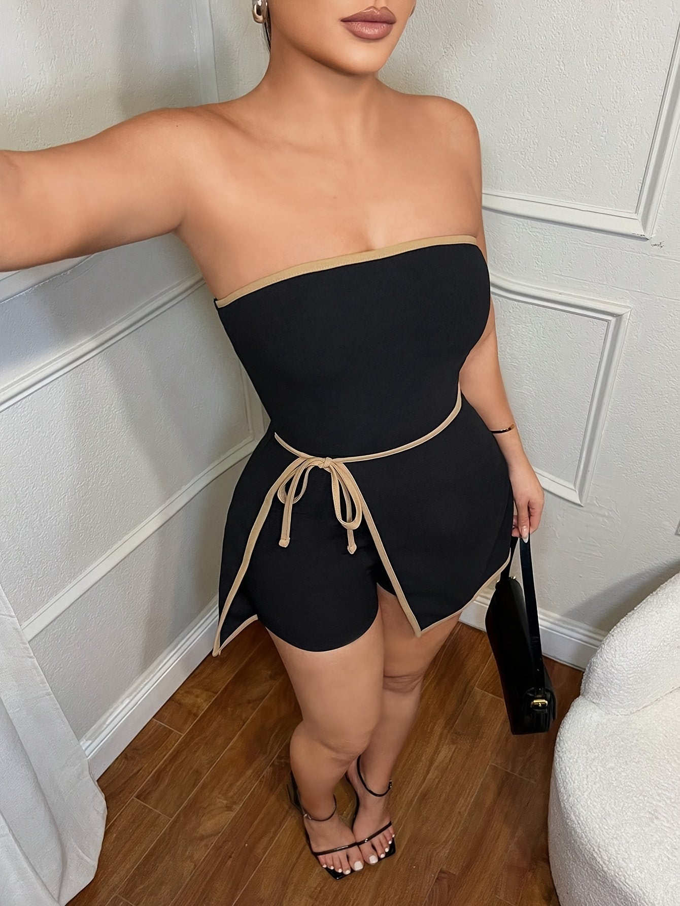 Damen Eleganter Bandeau Jumpsuit mit Gürtel und asymmetrischem Rock-Overlay – Stilvoller Einteiler für Alltag und Ausgehen