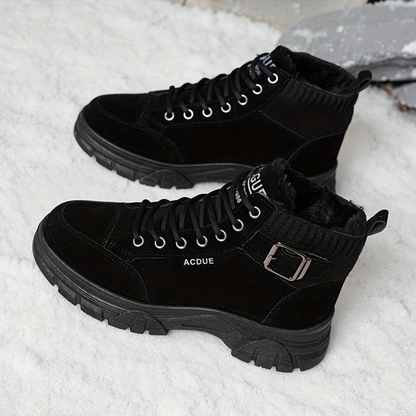 Winterstiefel gefüttert mit Schnürung, dicker Sohle und Schnallendetail