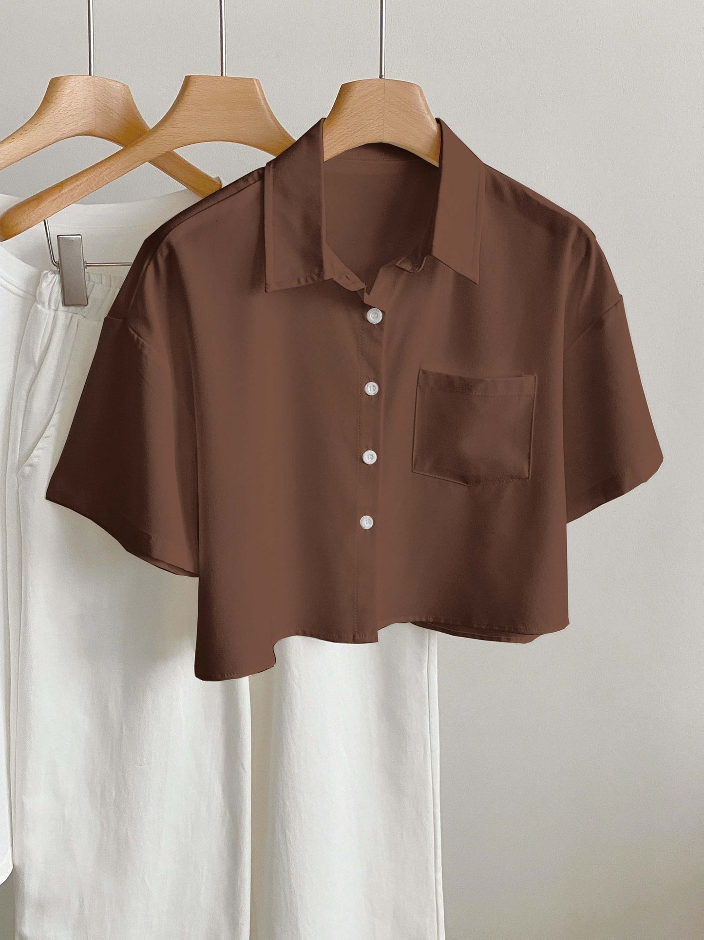 Damen Kurzarm Cropped Hemd im modernen Casual-Stil mit Knopfleiste