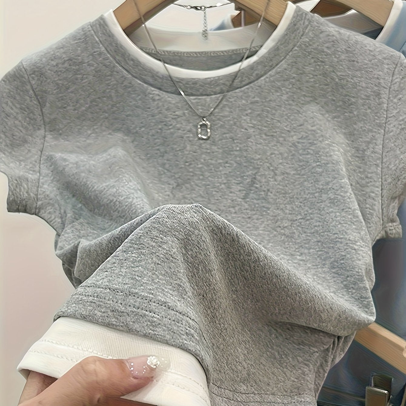 Damen Modernes Kurzarm Shirt mit Layer-Look und Umhängetasche – Lässiges Streetstyle Top