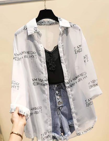 Damen Zeitungsprint Bluse mit Top und High-Waist Jeansshorts – Moderner Urban-Look