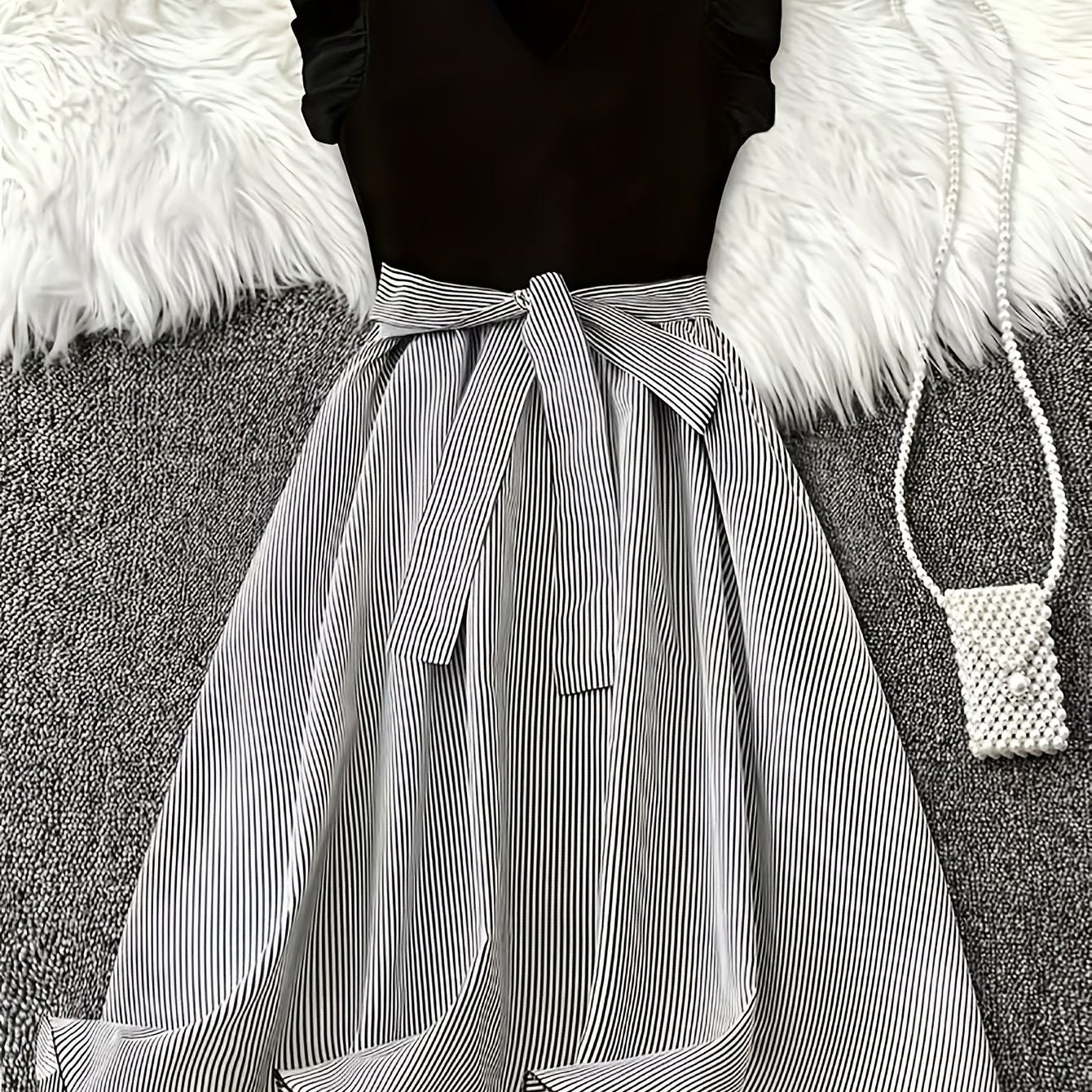 Damen Elegantes Kleid mit Streifenrock und Gürtel – Femininer Stil für besondere Anlässe