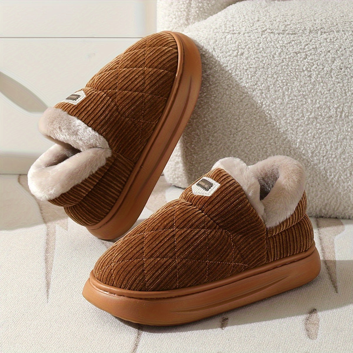 Gesteppte Unisex Hausschuhe mit flauschigem Futter und profilierter Sohle