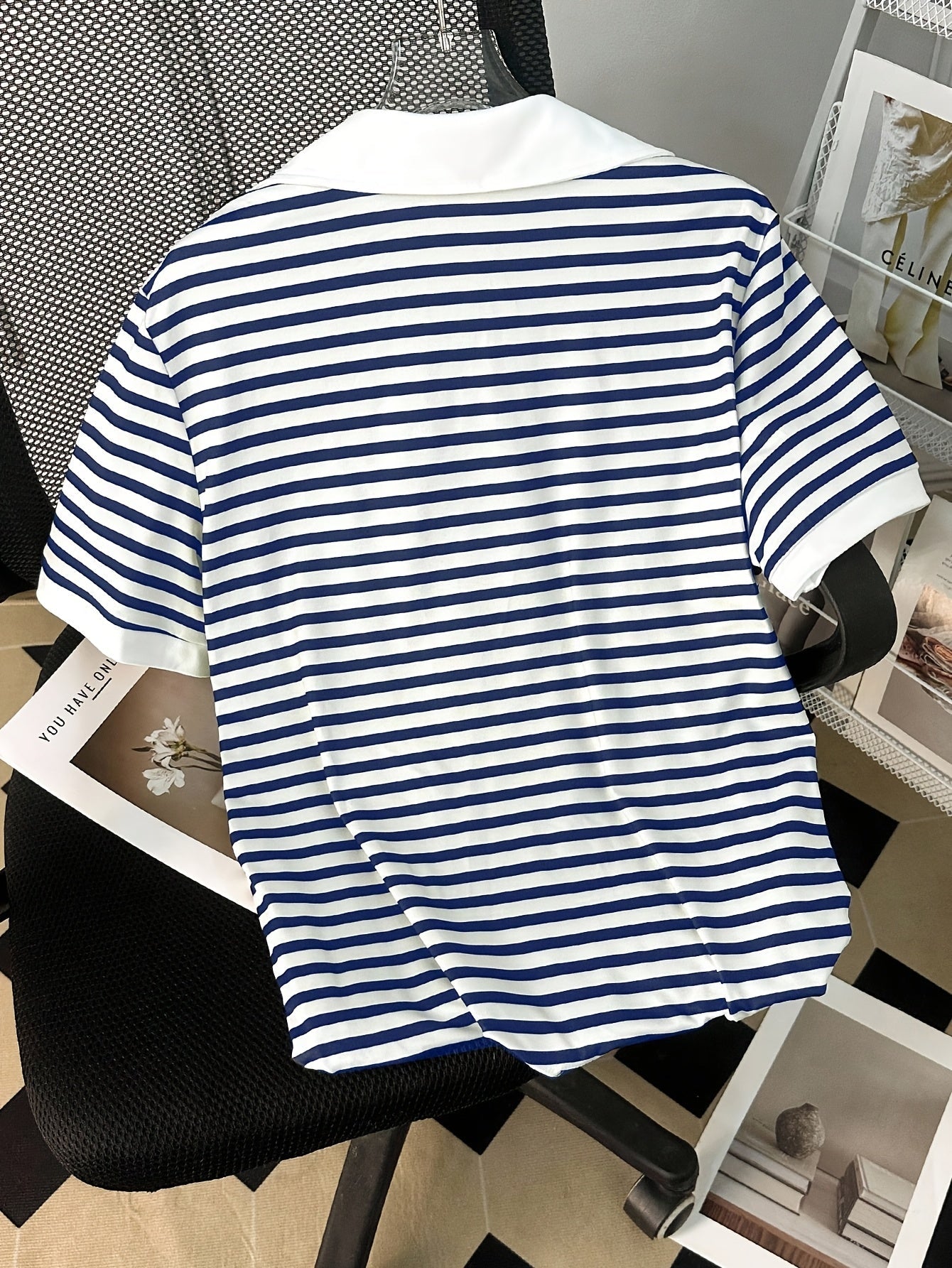 Damen Polo-Shirt mit Streifenmuster und V-Ausschnitt – Stilvolles Kurzarm Top für Freizeit und Alltag