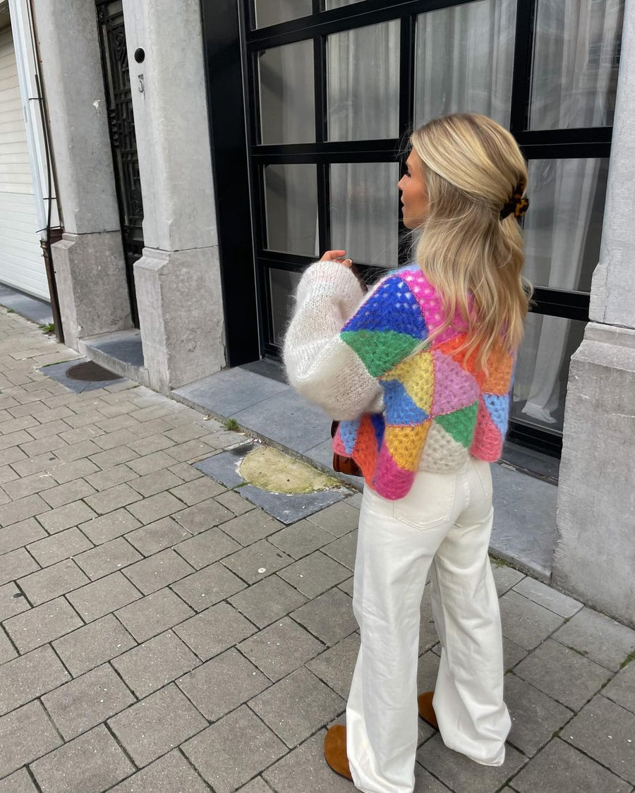 Bunter Strickcardigan mit Puffärmeln im Häkel-Patchwork-Design