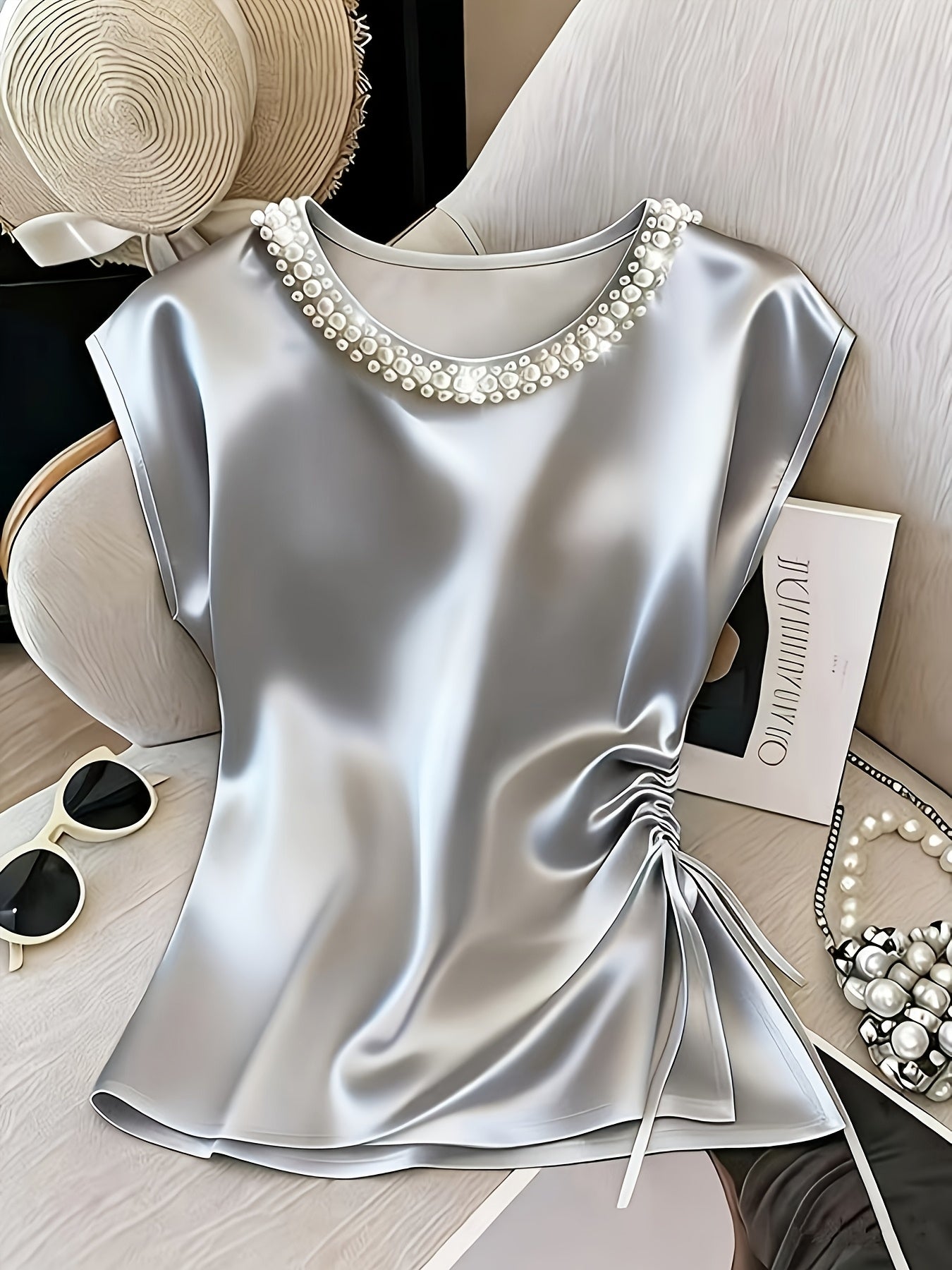 Damen Elegante Satinbluse mit Perlenkragen und Raffdetails – Stilvolle Kurzarm-Bluse für festliche Anlässe