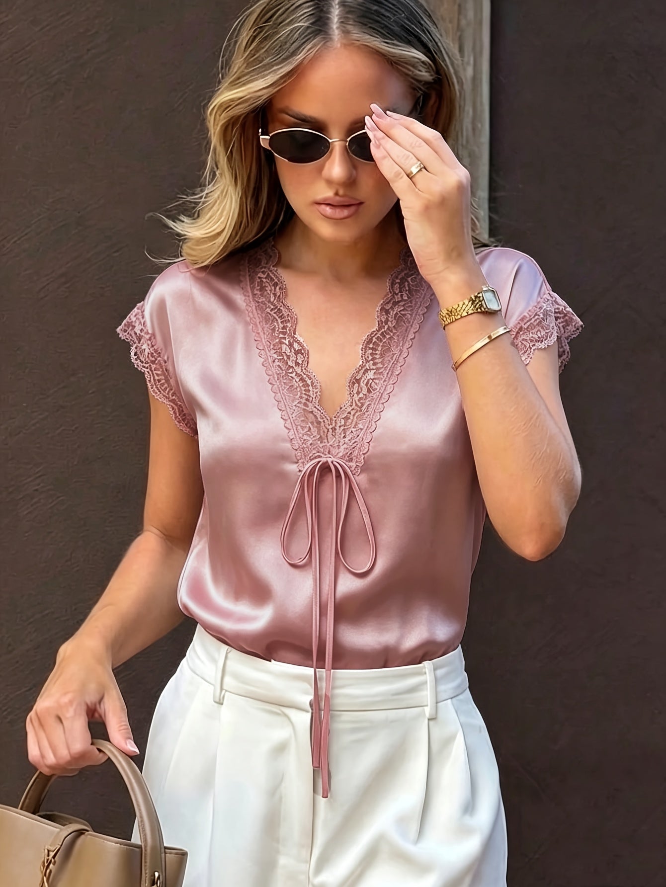 Damen Elegante Spitzenbluse mit V-Ausschnitt und Bindeband – Stilvolle Kurzarm-Bluse für Abend und Alltag