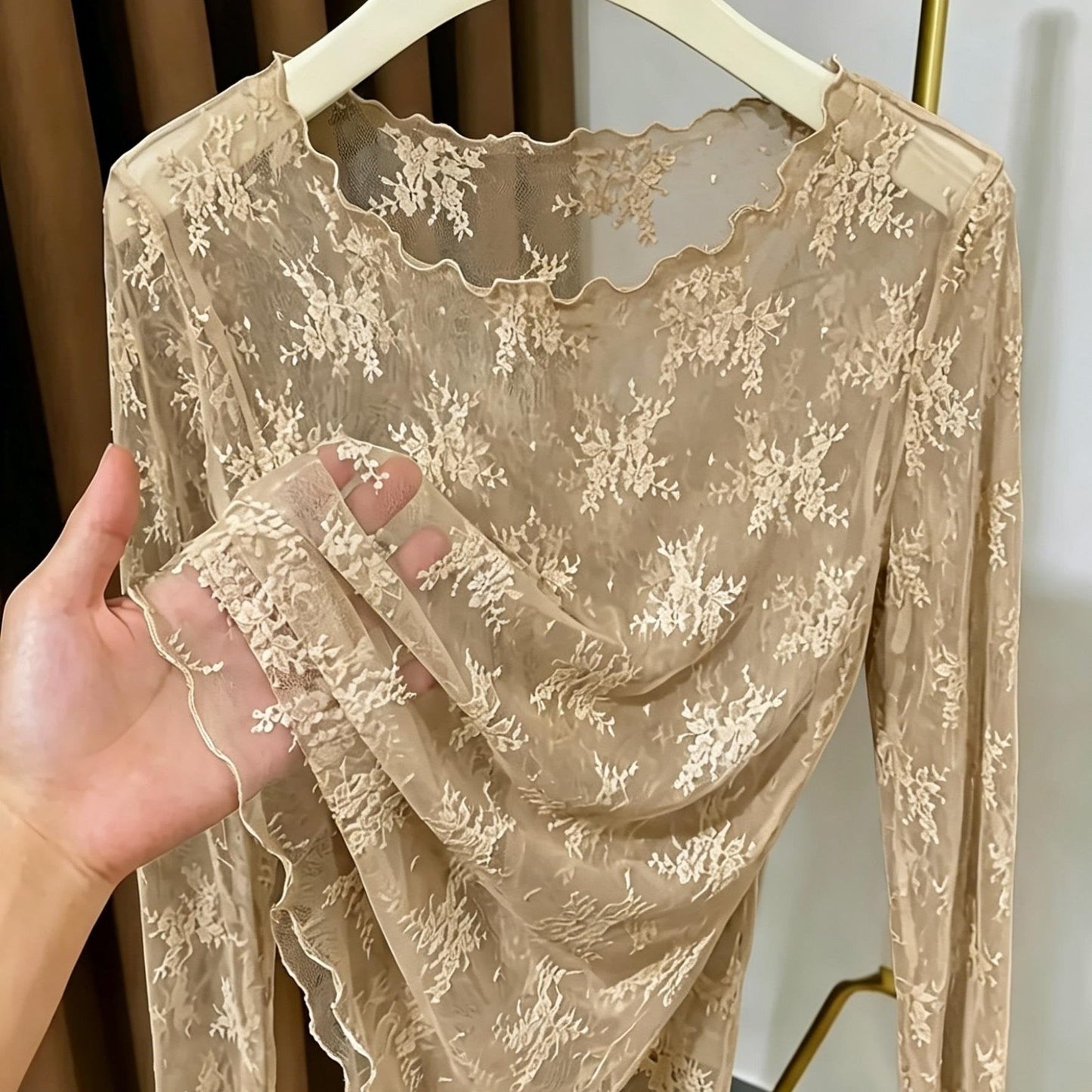 Damen Langarm Mesh-Top mit floraler Stickerei und femininen Details – Elegantes Statement für besondere Anlässe
