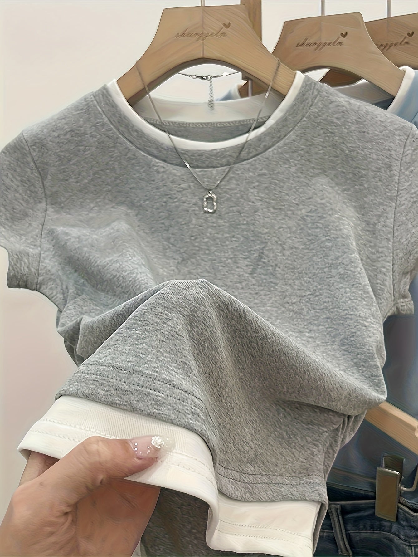 Damen Modernes Kurzarm Shirt mit Layer-Look und Umhängetasche – Lässiges Streetstyle Top