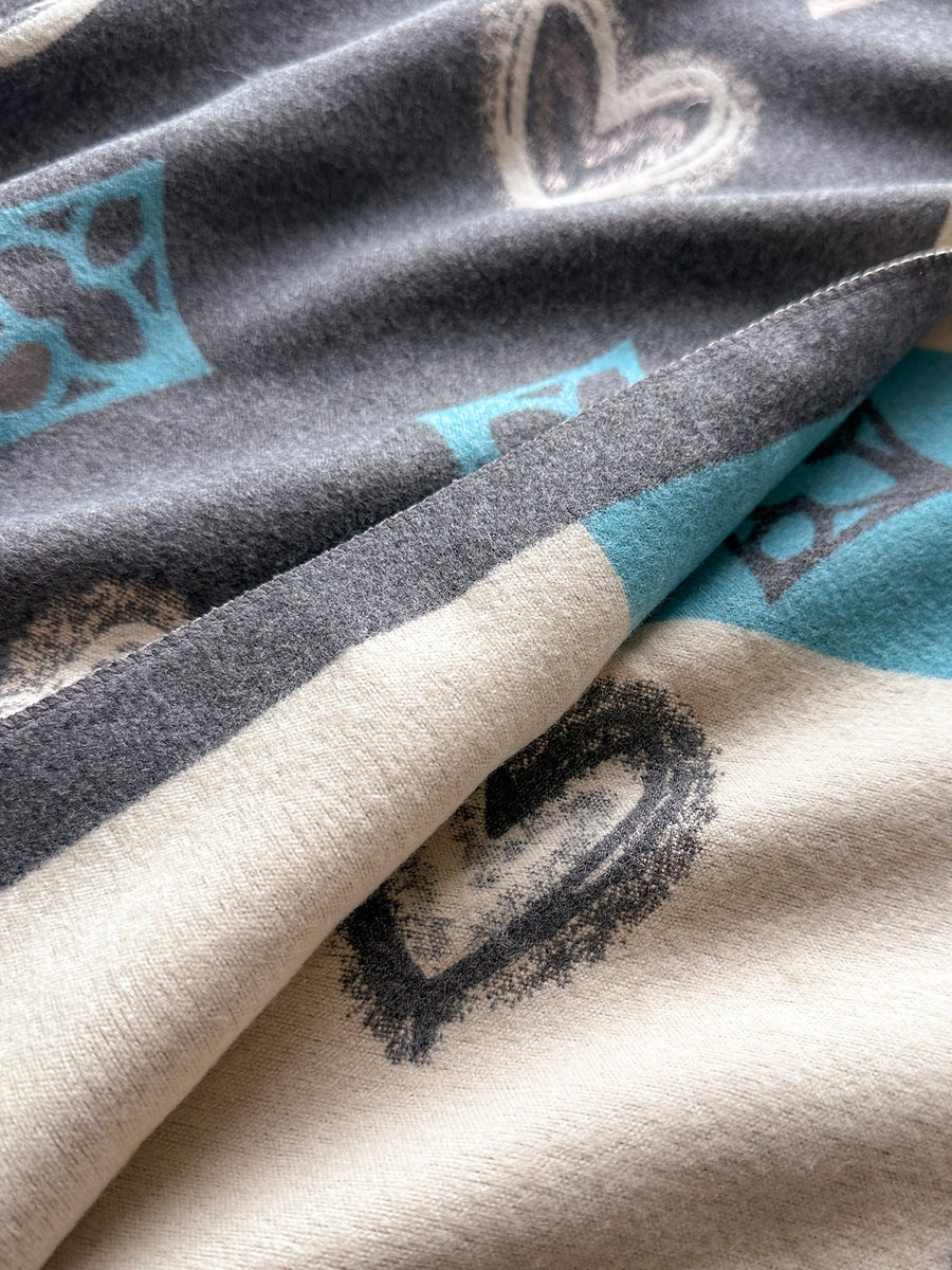 Damen Poncho mit Herz- und Logomuster Fransen Detail