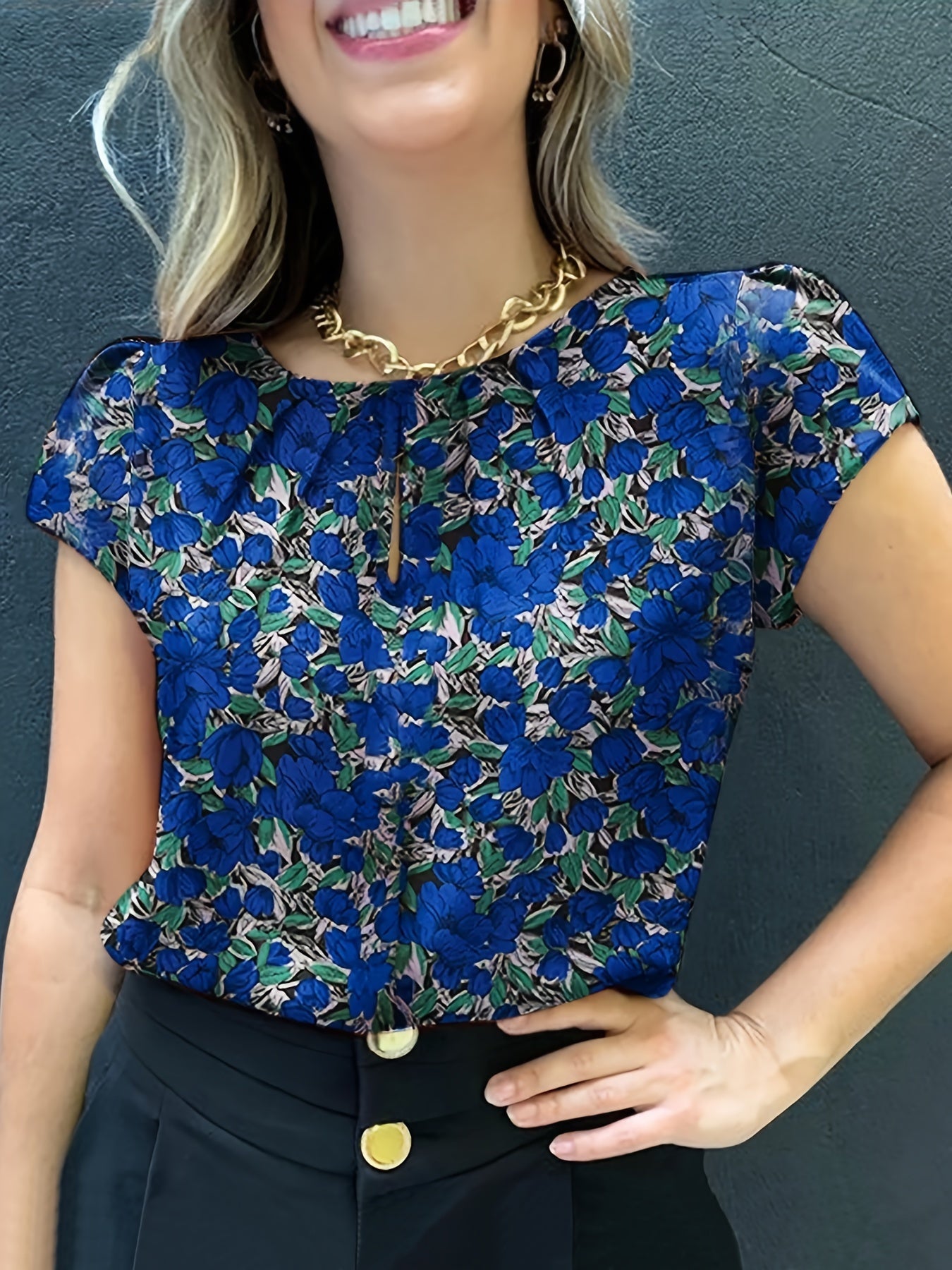 Damen Bluse mit floraler Musterung und kurzen Ärmeln – Eleganter, vielseitiger Style für Büro und Freizeit