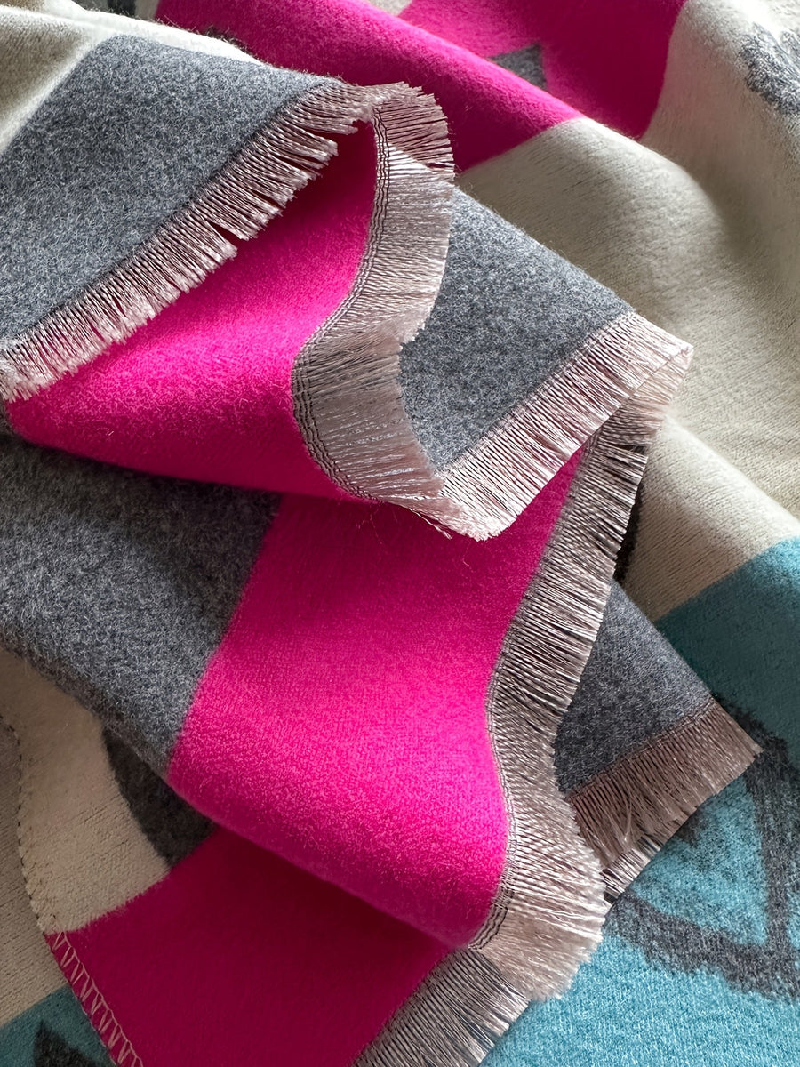 Damen Poncho mit Herz- und Logomuster Fransen Detail