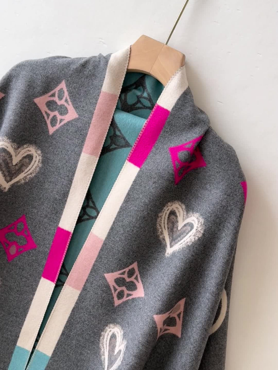 Damen Poncho mit Herz- und Logomuster Fransen Detail