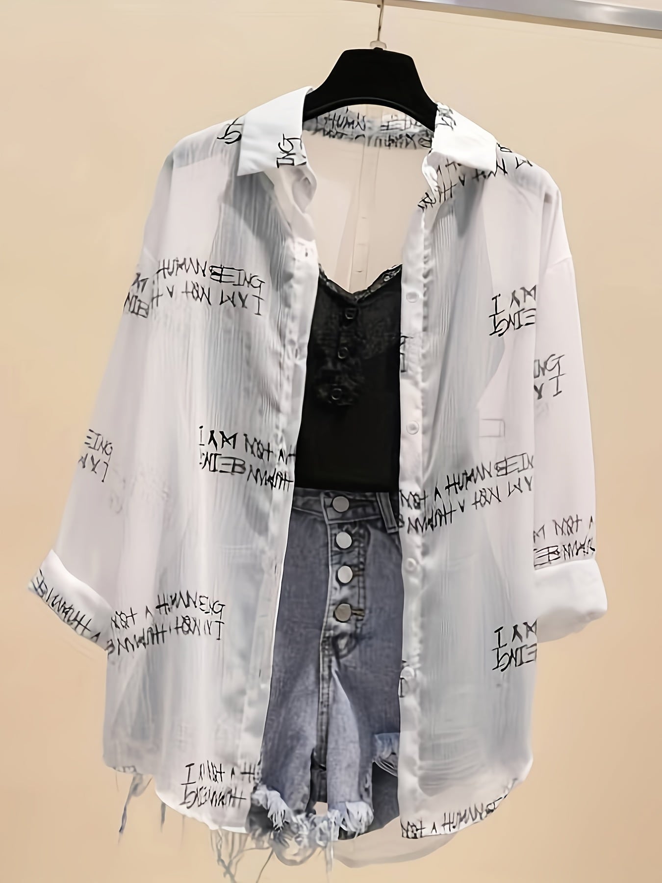 Damen Zeitungsprint Bluse mit Top und High-Waist Jeansshorts – Moderner Urban-Look