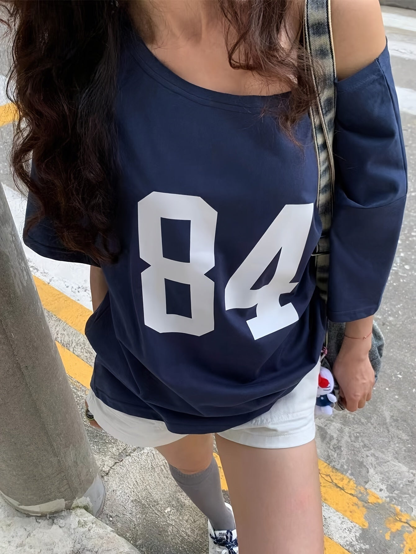 Damen Oversize Varsity T-Shirt mit großem Print 84 – Lässiger Streetwear Look
