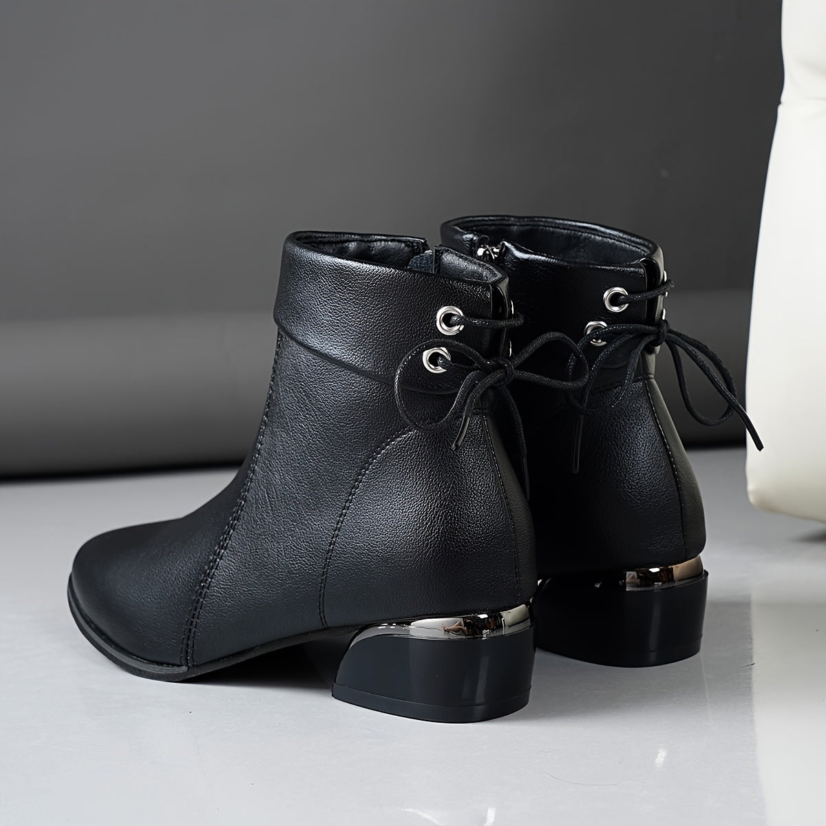 Damen Stiefeletten Schwarz mit Reißverschluss und Dekoschnürung