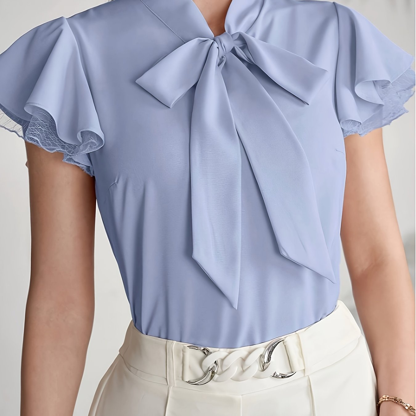Damen Bluse mit Schleifenkragen und Volantärmeln – Eleganter Business- und Freizeitstil