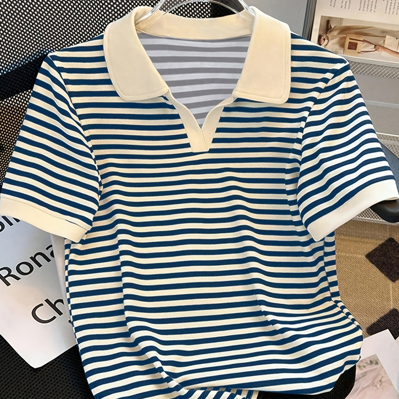 Damen Polo-Shirt mit Streifenmuster und V-Ausschnitt – Stilvolles Kurzarm Top für Freizeit und Alltag