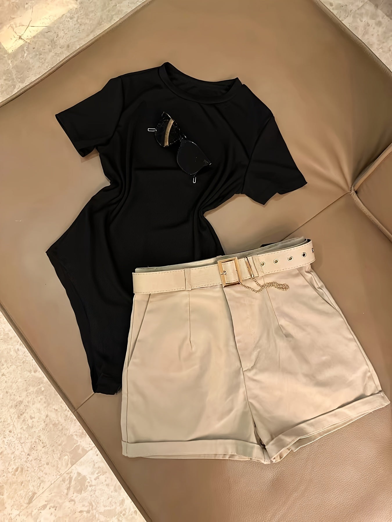Damen Zweiteiler Set – Stilvolles T-Shirt und Shorts mit Gürtel, Casual Chic Outfit