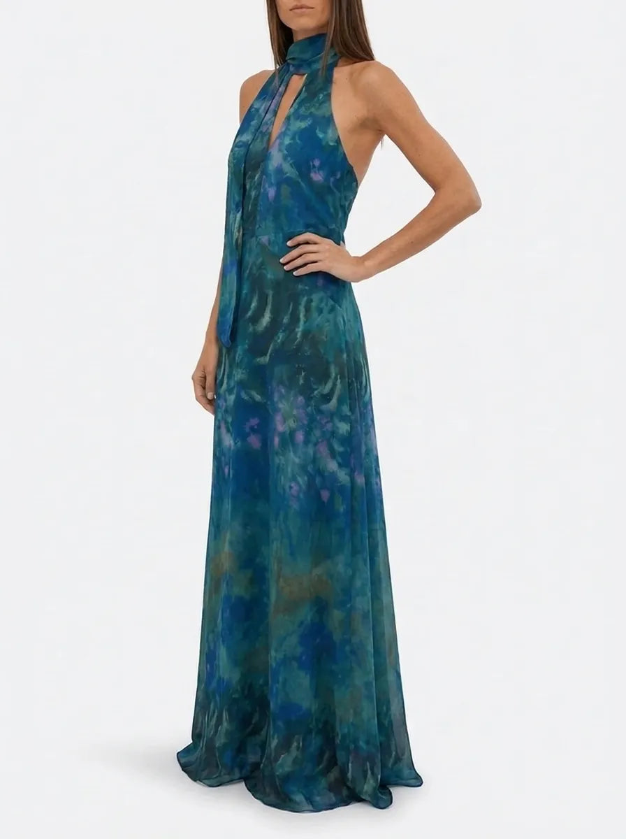 Maxijurk met halterhals en strikdetail in blauw-groen patroon