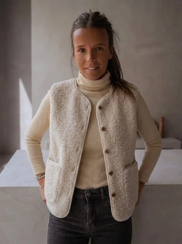 Beige damesbodywarmer van teddyfleece met knopen en zakken