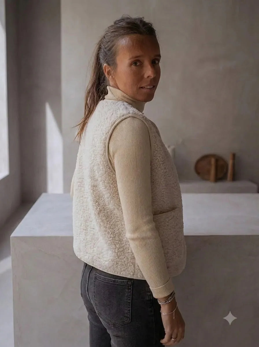 Beige damesbodywarmer van teddyfleece met knopen en zakken